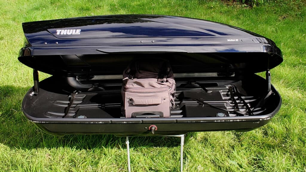 Thule Motion 200 M roofbox showing side opening